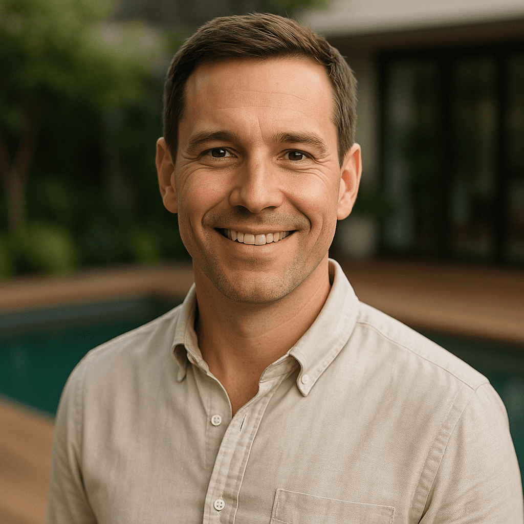 Hombre sonriente junto a piscina. Expertos en construcción e impermeabilización de hormigón para su obra.