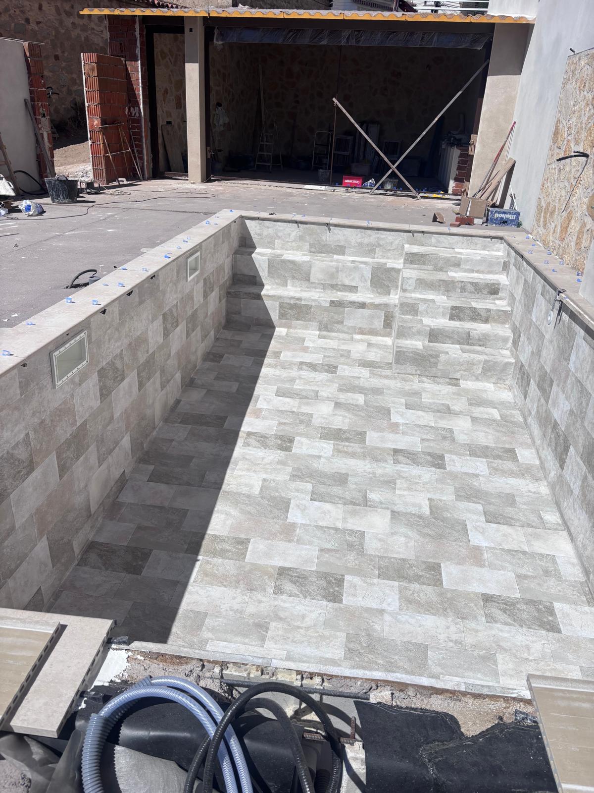 Construcción e impermeabilización de piscina de hormigón en obra. Piscinas modernas y duraderas.