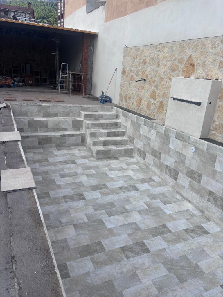 Piscina de hormigón en construcción. Obra de impermeabilización con revestimiento. Expertos en construcción de piscinas.