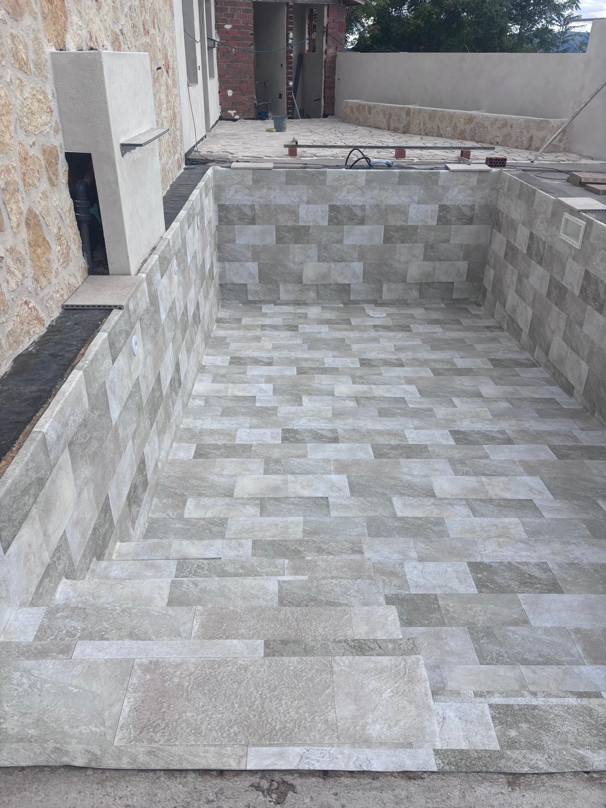 Piscina de hormigón en construcción. Obra de impermeabilización con revestimiento interior.