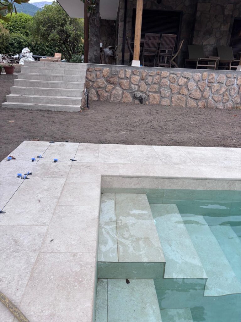 Construcción de piscina de hormigón. Impermeabilización en obra con acabados de calidad.