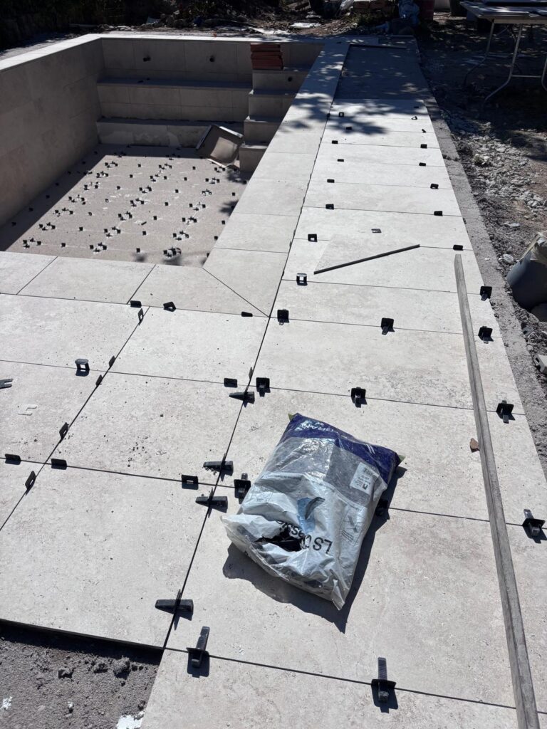 Construcción de piscina de hormigón. Obra con impermeabilización y pavimento.