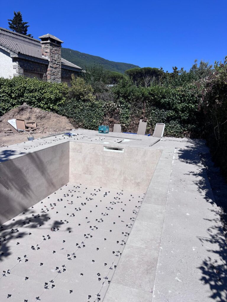 Construcción de piscina de hormigón con impermeabilización en obra.