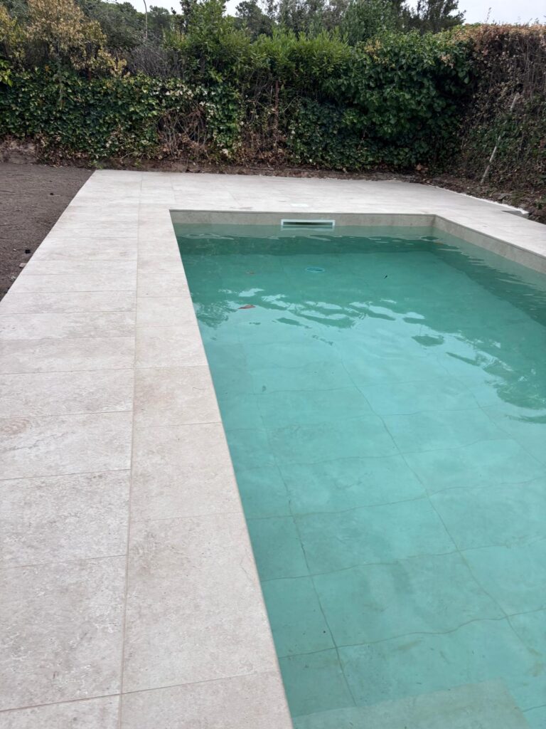 Construcción de piscina de hormigón con impermeabilización, obra finalizada lista para disfrutar.