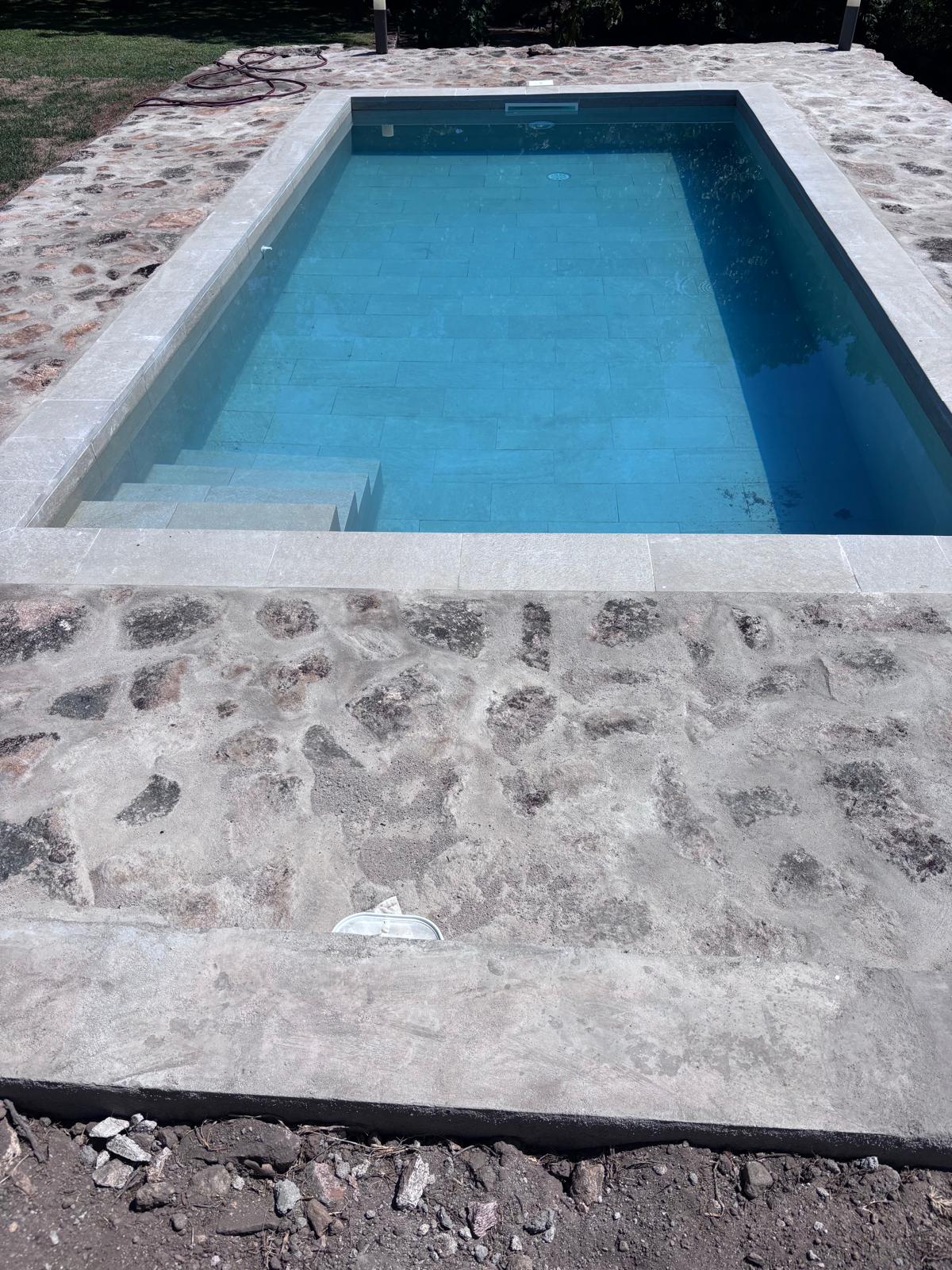 Piscina de hormigón recién construida e impermeabilizada, lista para disfrutar. Obra completa.