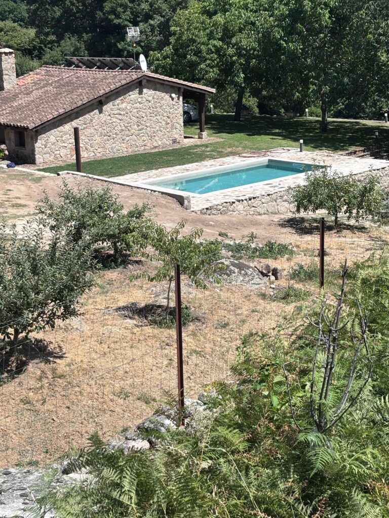 Piscina de hormigón construida e impermeabilizada, una obra duradera.