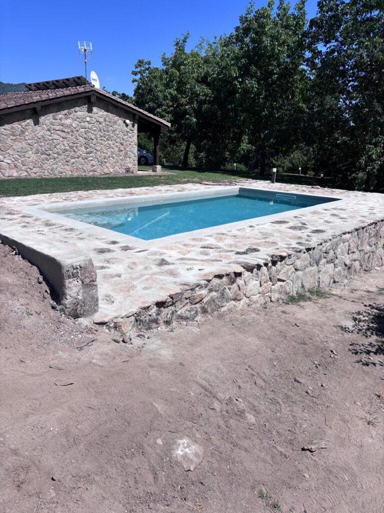Piscina de hormigón. Construcción y obra con impermeabilización de calidad para tu proyecto.