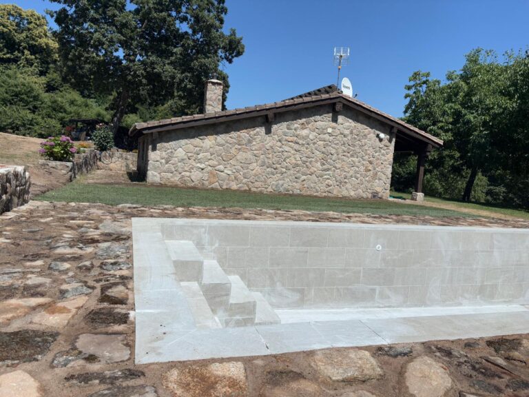 Piscina de hormigón en obra. Construcción e impermeabilización de piscinas.