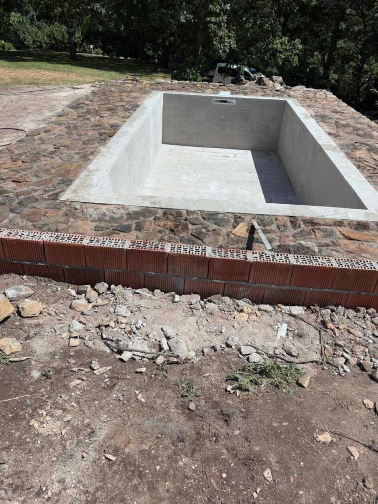 Construcción de piscina de hormigón. Obra en proceso para garantizar impermeabilización duradera.
