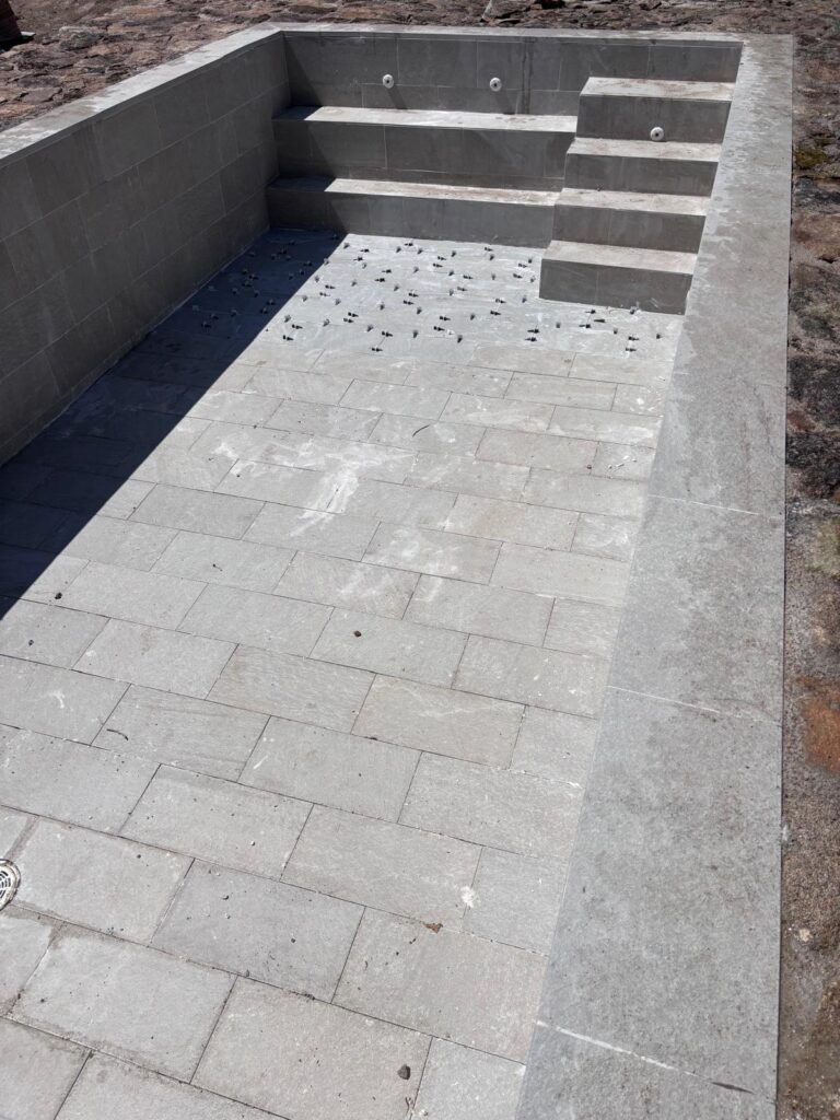 Construcción de piscina de hormigón. Obra de impermeabilización y alicatado interior.