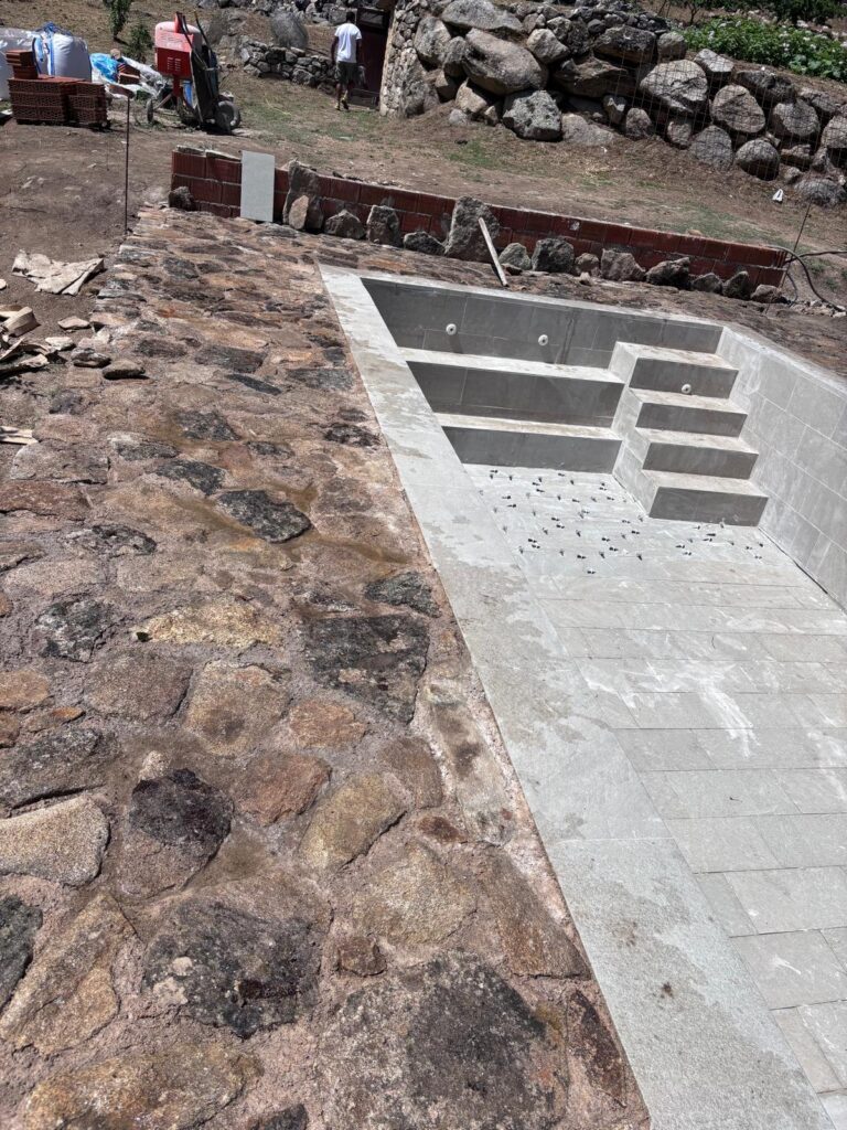 Construcción de piscina de hormigón. Obra e impermeabilización profesional.