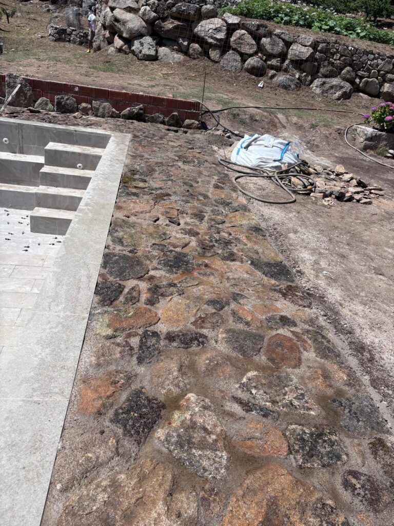 Piscina de hormigón en construcción. Especialistas en obra e impermeabilización de piscinas y estructuras.