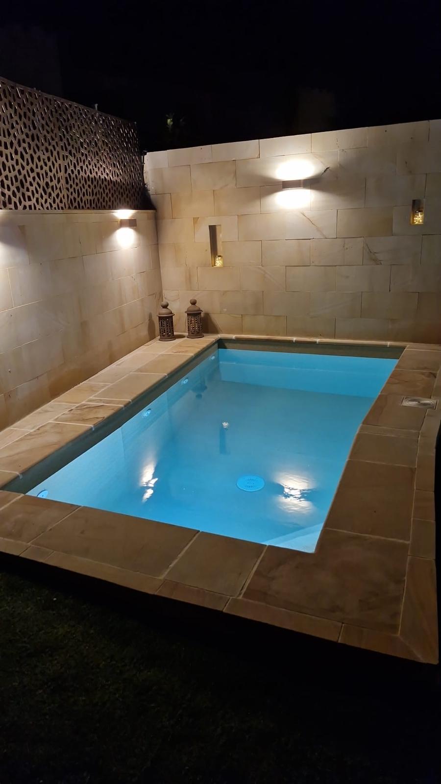 Piscina de hormigón con impermeabilización, obra de calidad. Construcción de piscinas modernas con iluminación.