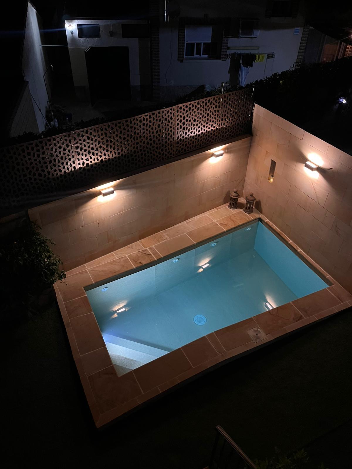 Piscina de hormigón con impermeabilización, obra moderna. Construcción y diseño de piscinas.