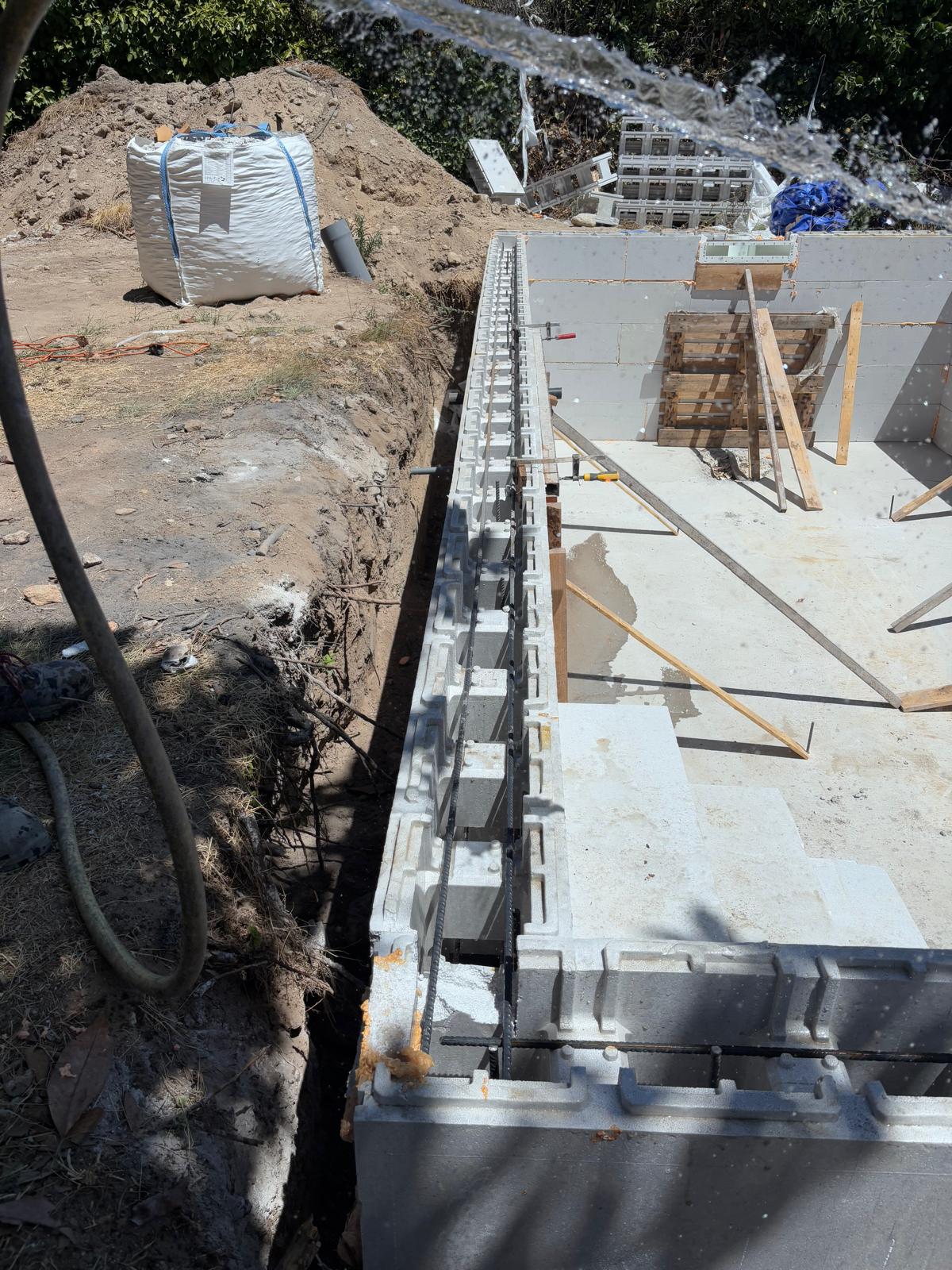 Construcción de piscina en obra, con encofrado de hormigón para una impermeabilización duradera.