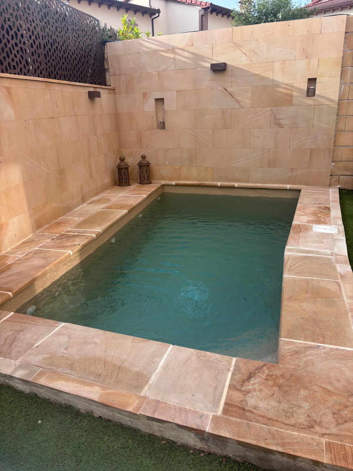 Piscina de hormigón con impermeabilización. Somos expertos en construcción y obra de piscinas.