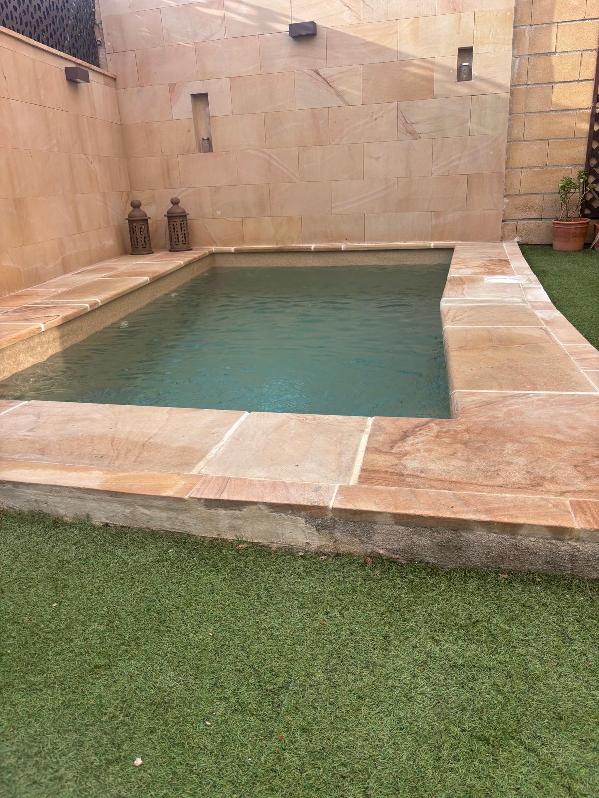 Piscina de obra de hormigón con impermeabilización, lista para disfrutar.
