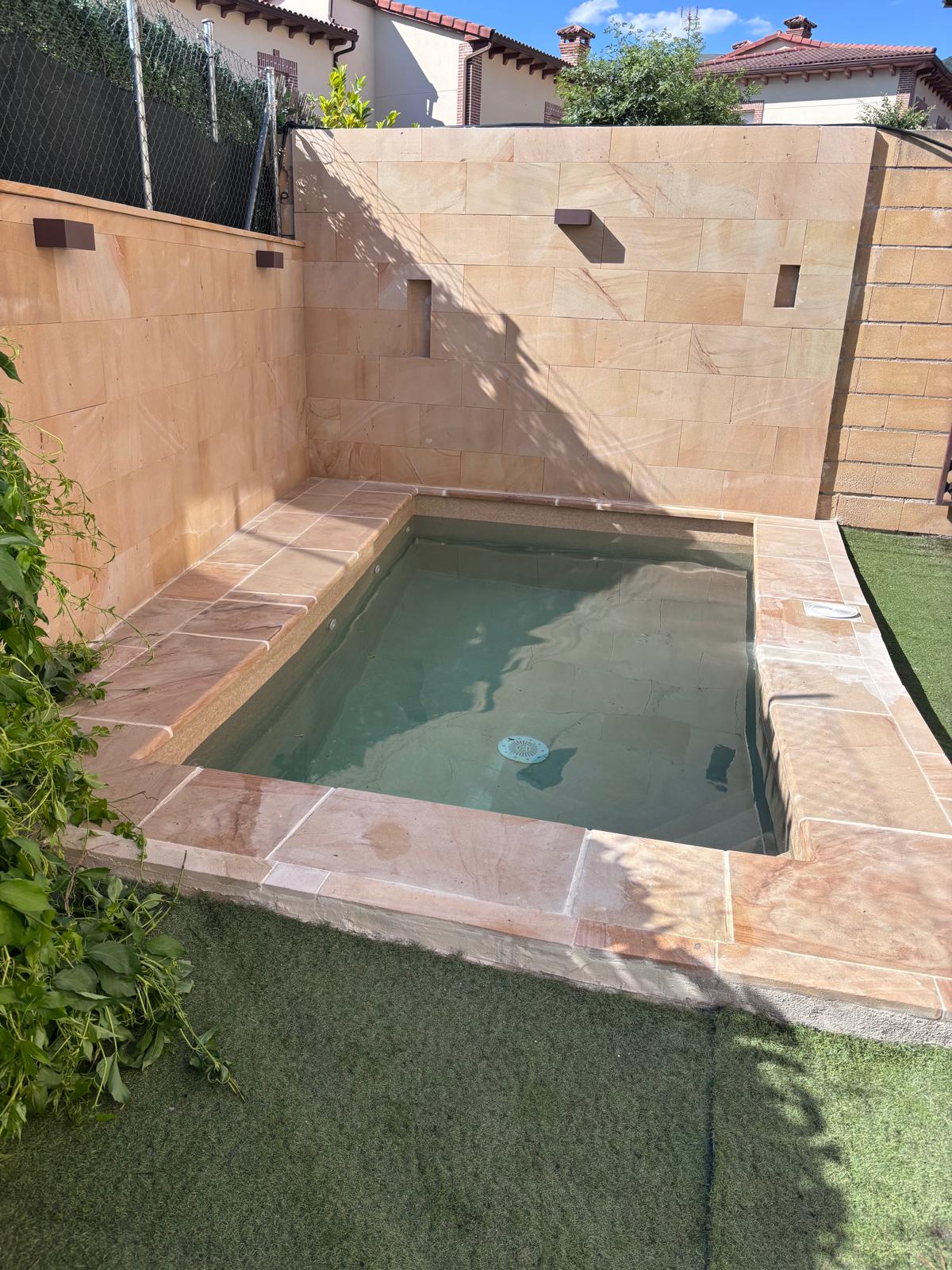 Construcción y impermeabilización de piscina de hormigón. Obra finalizada con acabados de calidad.