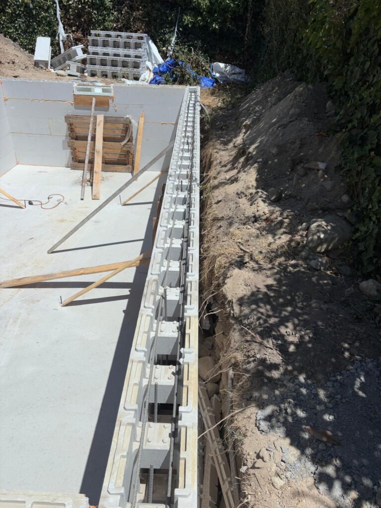 Obra de construcción de piscina de hormigón. Preparación para una impermeabilización eficiente.
