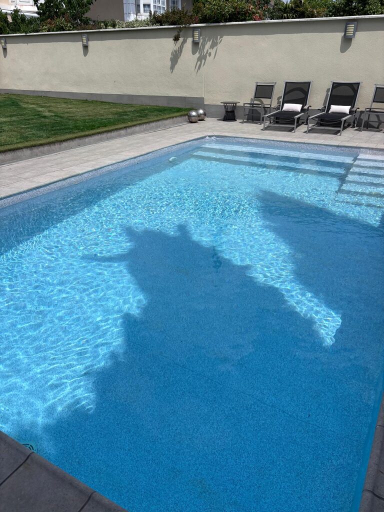 Piscina de hormigón terminada. Expertos en construcción, obra e impermeabilización de piscinas.