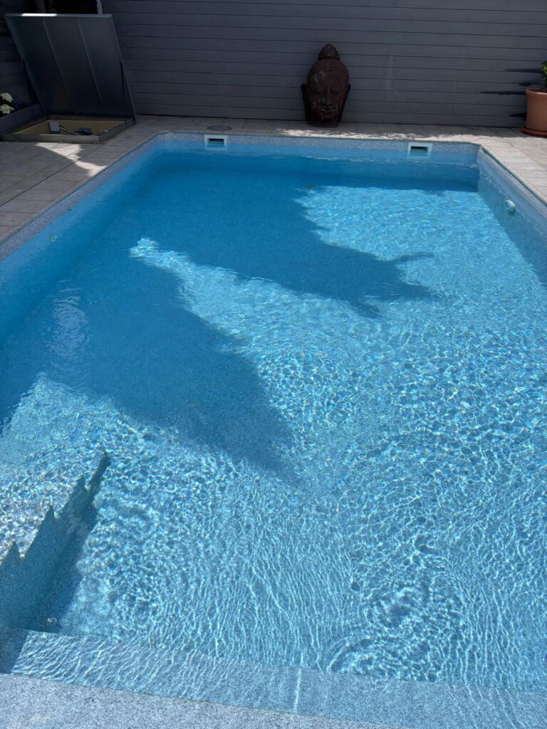 Construcción de piscina de hormigón con impermeabilización. Obra terminada, lista para disfrutar.