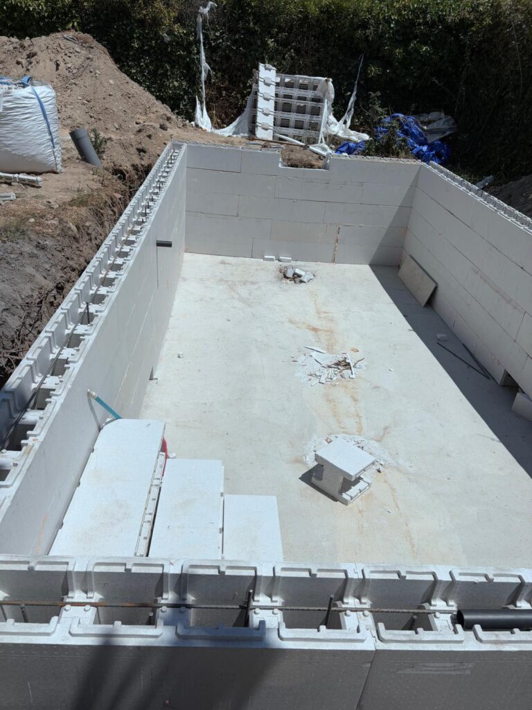 Obra de piscina de hormigón. Construcción e impermeabilización profesional de piscinas.