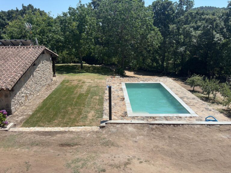 Piscina de hormigón. Construcción y impermeabilización profesional. Obra finalizada.