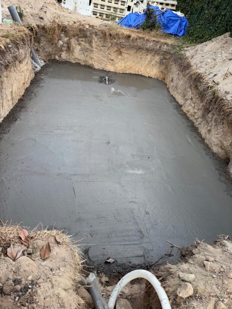 Construcción de piscina, base de hormigón para impermeabilización. Obra profesional.
