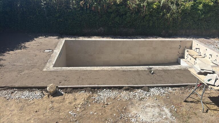 Construcción de piscina de hormigón. Obra e impermeabilización experta para tu piscina.