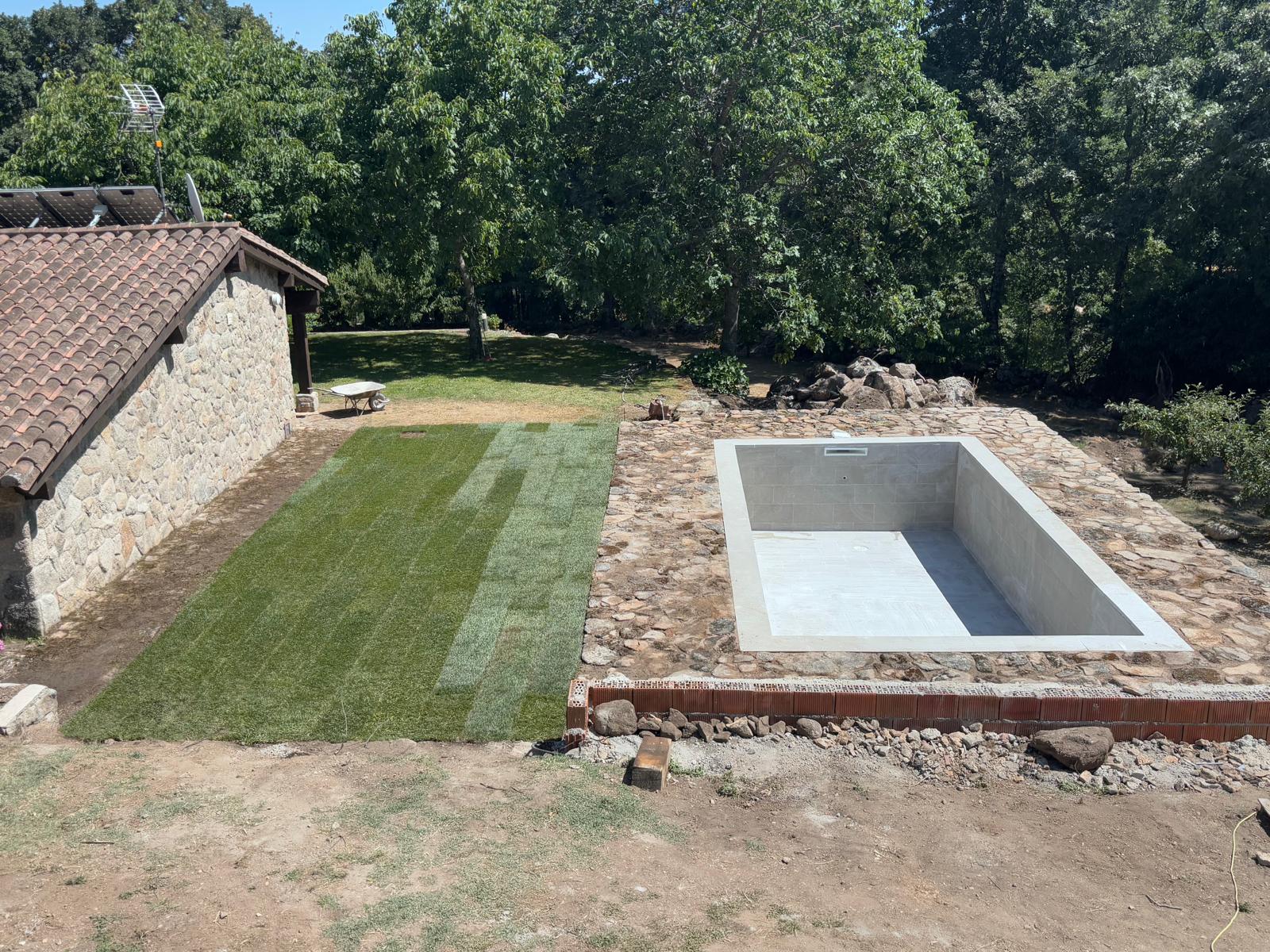 Piscina de hormigón en construcción. Obra e impermeabilización profesional de piscinas.