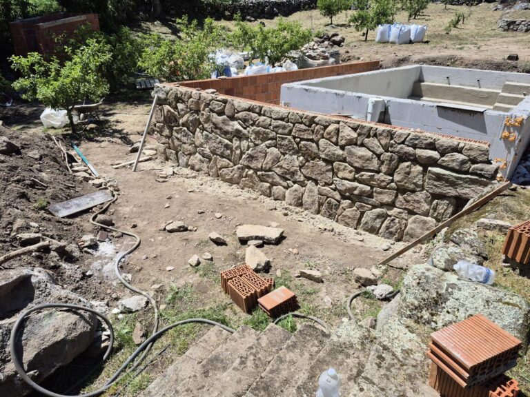 Construcción y obra de piscina de hormigón con muro. Impermeabilización eficaz para tu piscina.