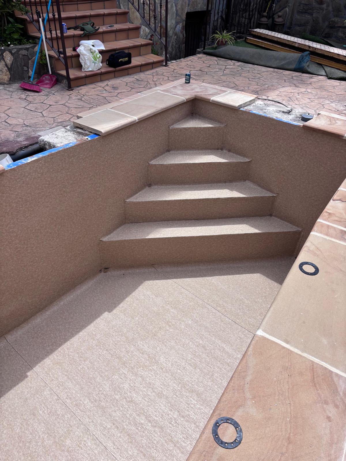 Obra de piscina de hormigón en construcción. Impermeabilización de alta calidad para piscinas.