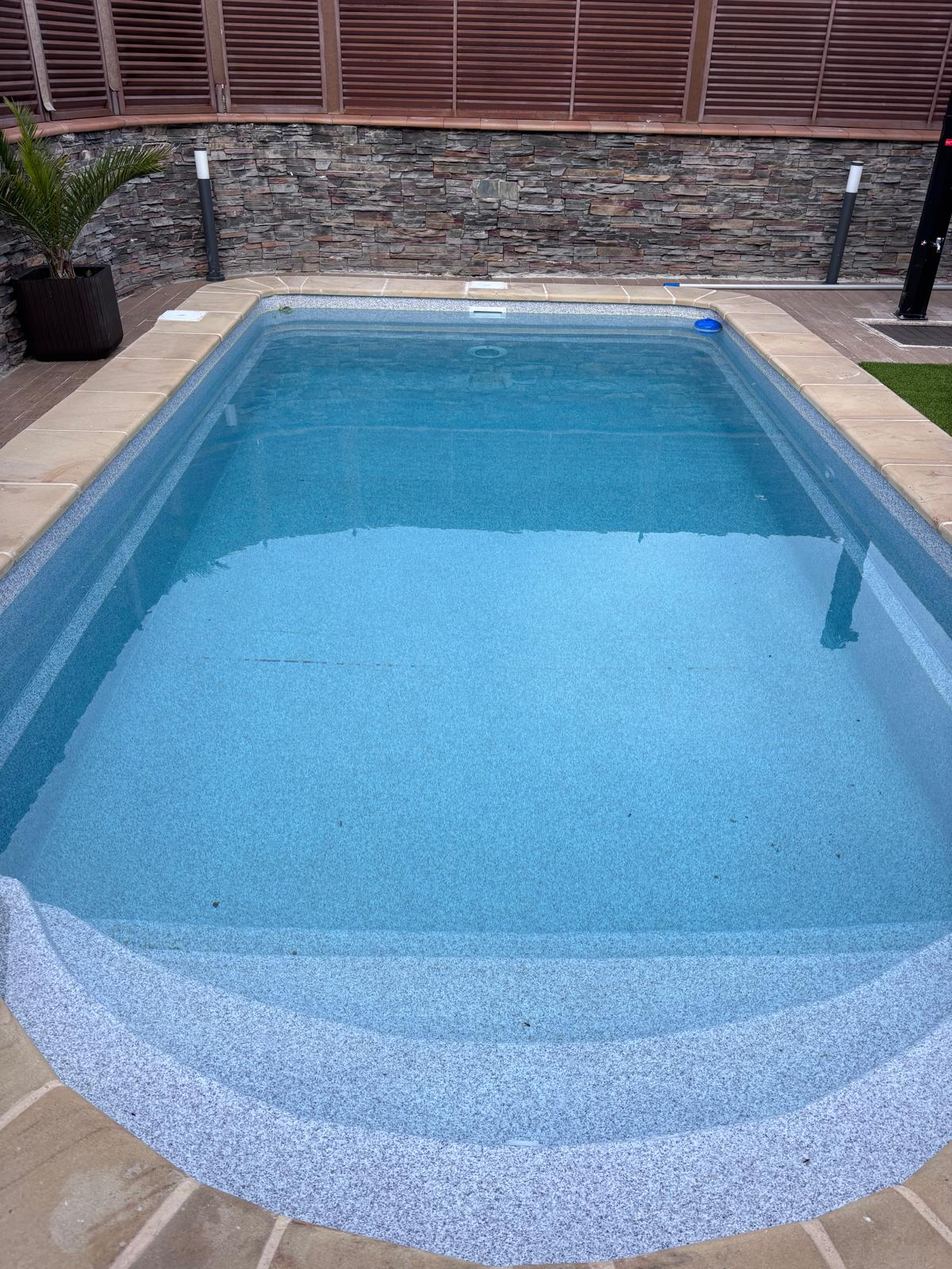 Piscina de hormigón. Construcción y obra finalizada con impermeabilización profesional.