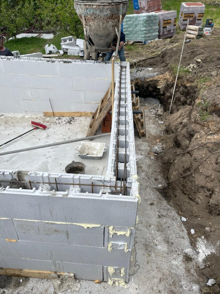 Piscina en construcción: obra de hormigón con impermeabilización garantizada.