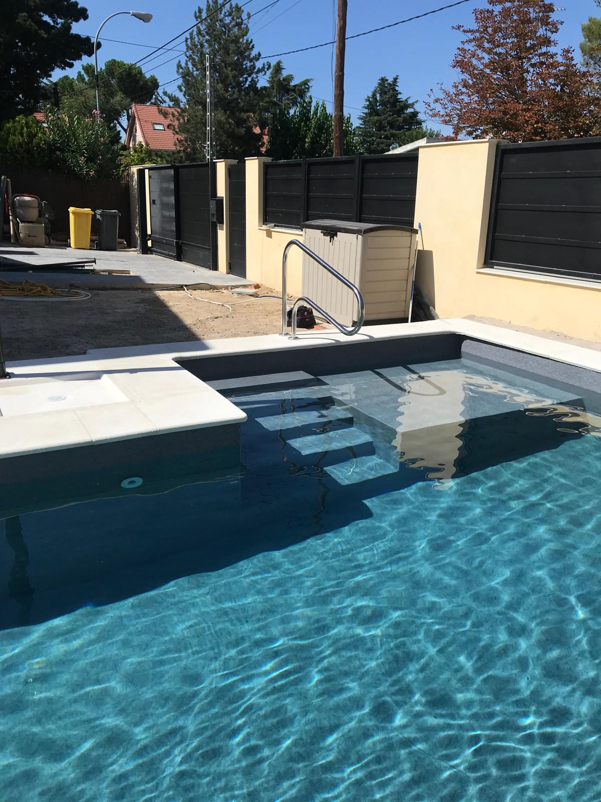 Piscina de hormigón con escaleras, en construcción. Impermeabilización profesional para tu obra.