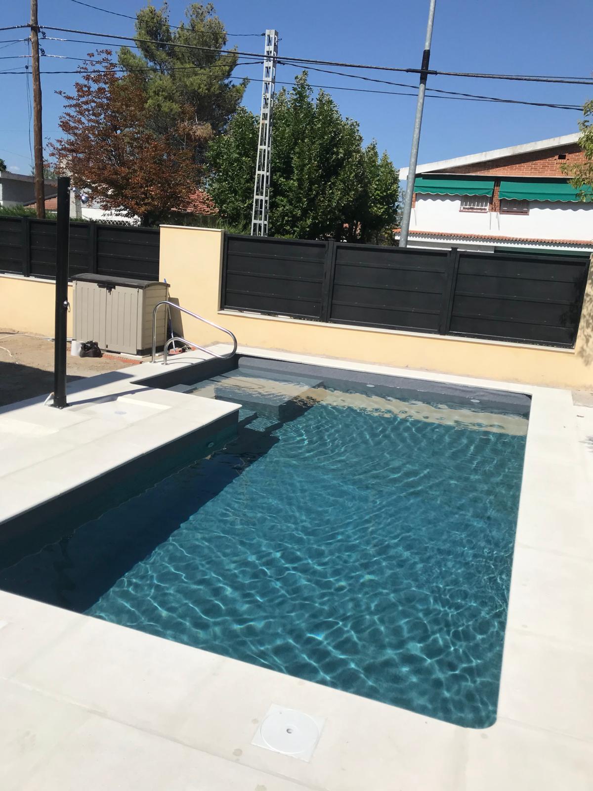 Piscina de hormigón moderna con impermeabilización. Obra de construcción finalizada.