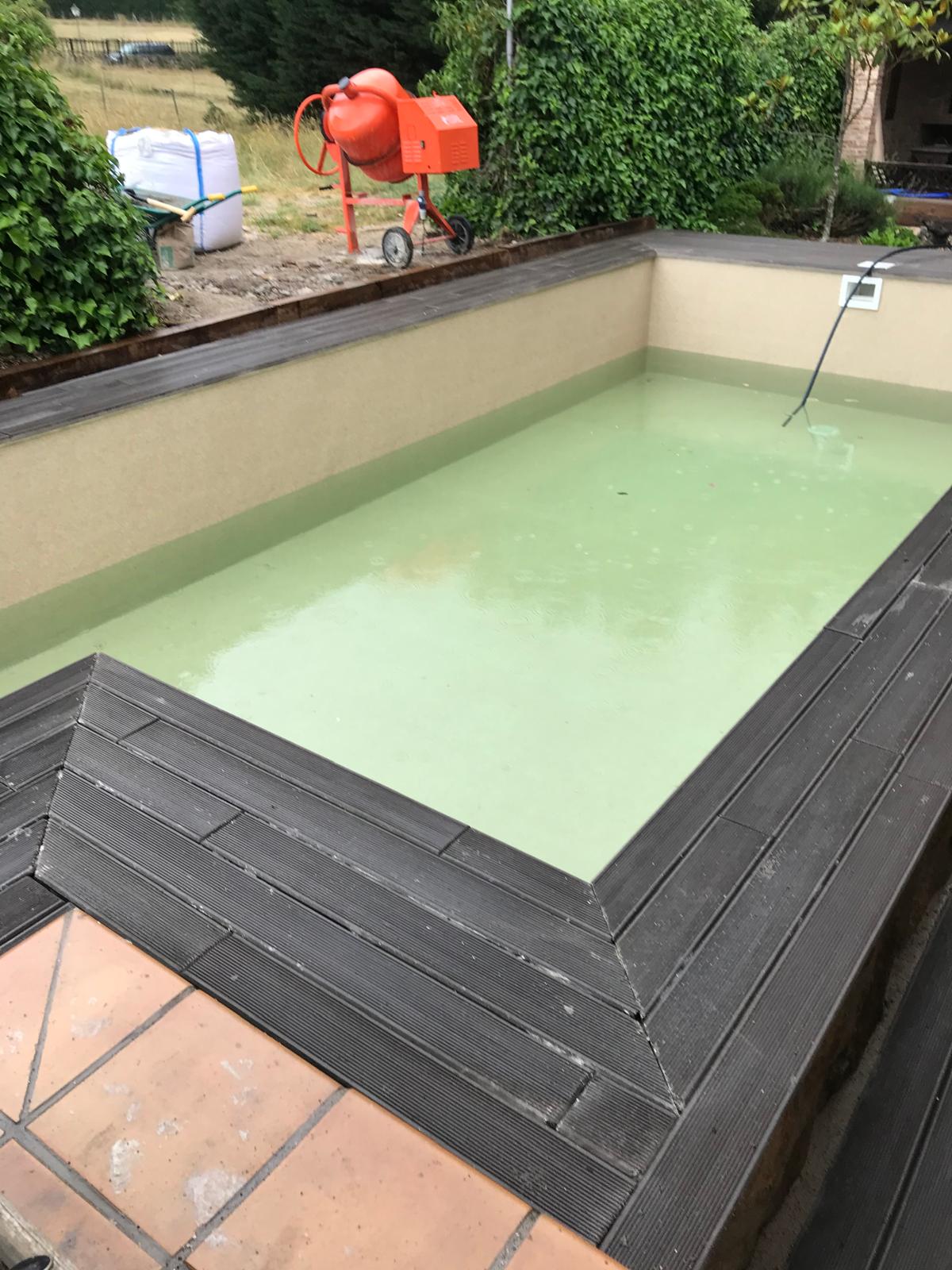 Piscina de hormigón en construcción. Obra de impermeabilización en progreso, garantizando estanqueidad.