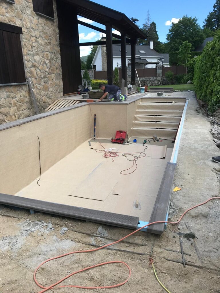 Piscina de hormigón en construcción. Proceso de obra e impermeabilización del vaso.