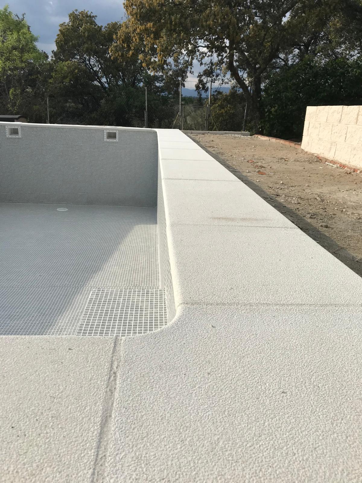 Nueva piscina de hormigón en obra. Construcción e impermeabilización con gresite.
