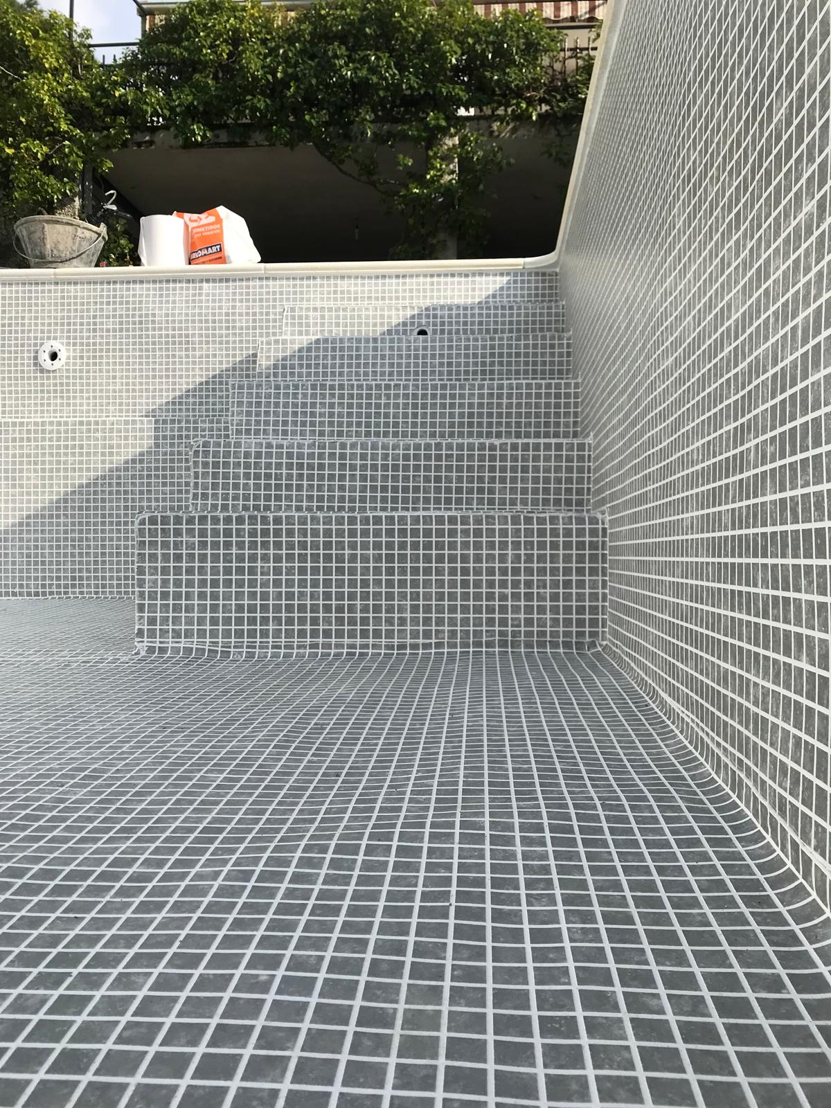 Construcción de piscina de hormigón: fase de impermeabilización en obra.