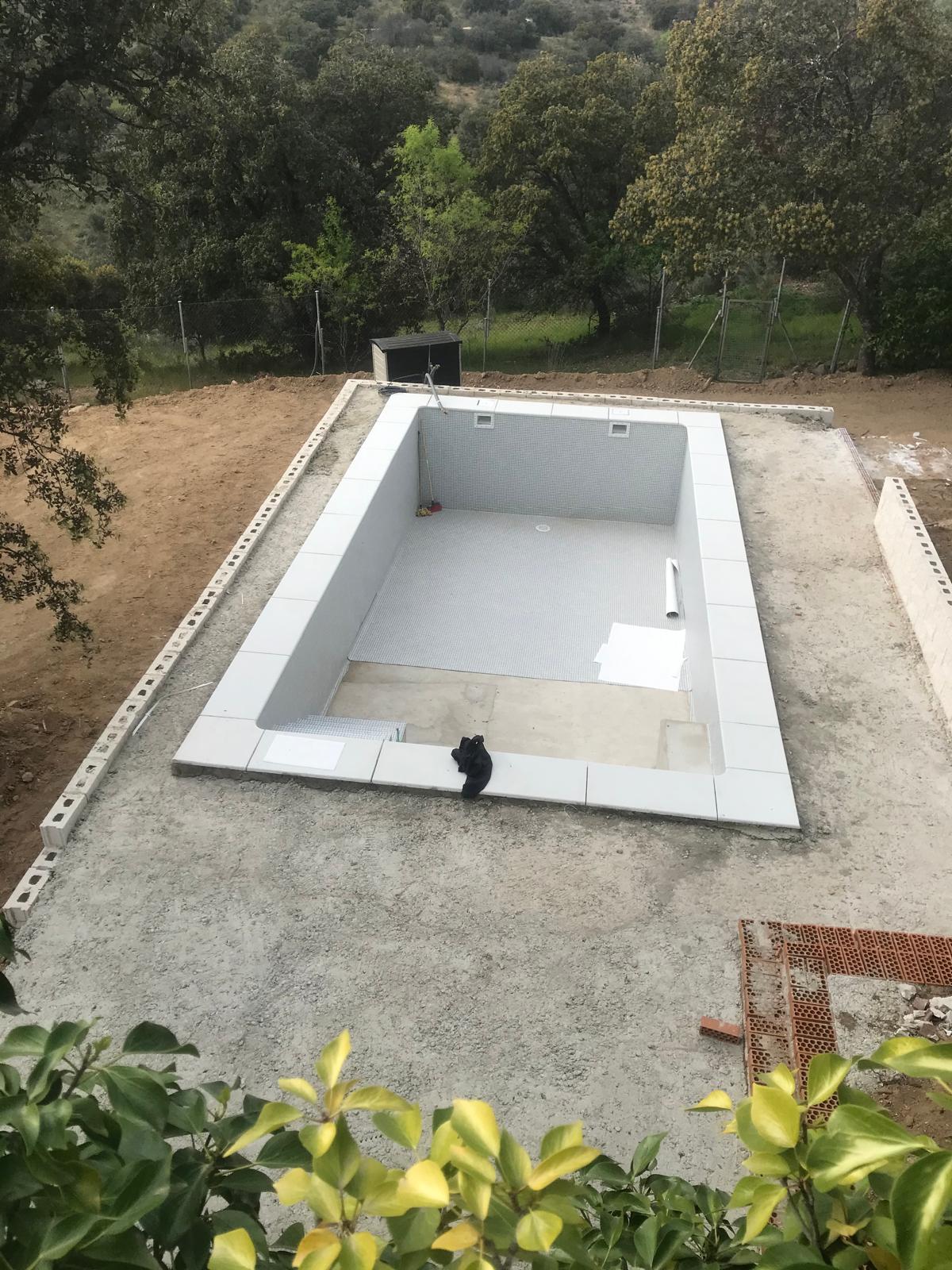 Construcción de piscina de hormigón con revestimiento cerámico. Servicios de impermeabilización y obra integral para pisci...