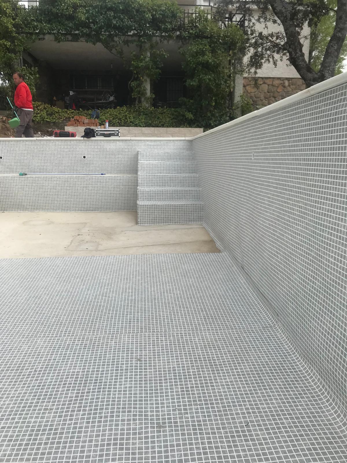 Piscina de hormigón en construcción. Obra avanzada de impermeabilización con revestimiento de mosaico.