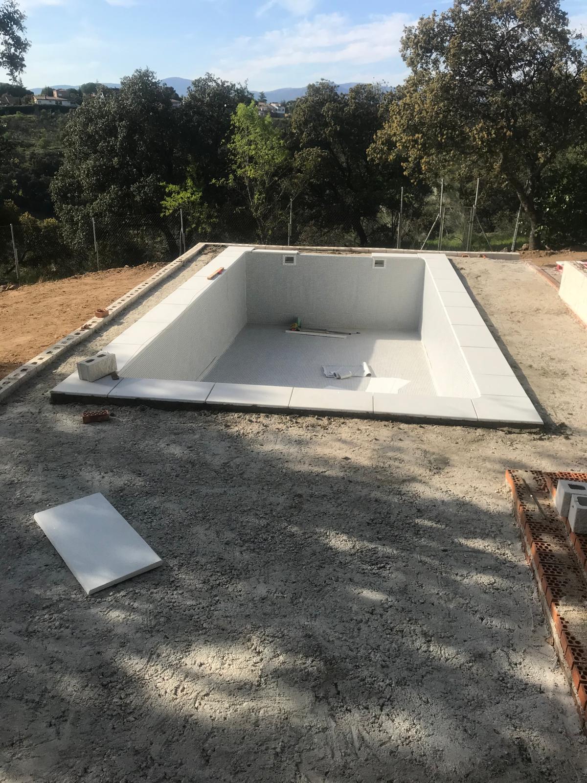 Construcción de piscina de hormigón. Impermeabilización en obra con gresite.