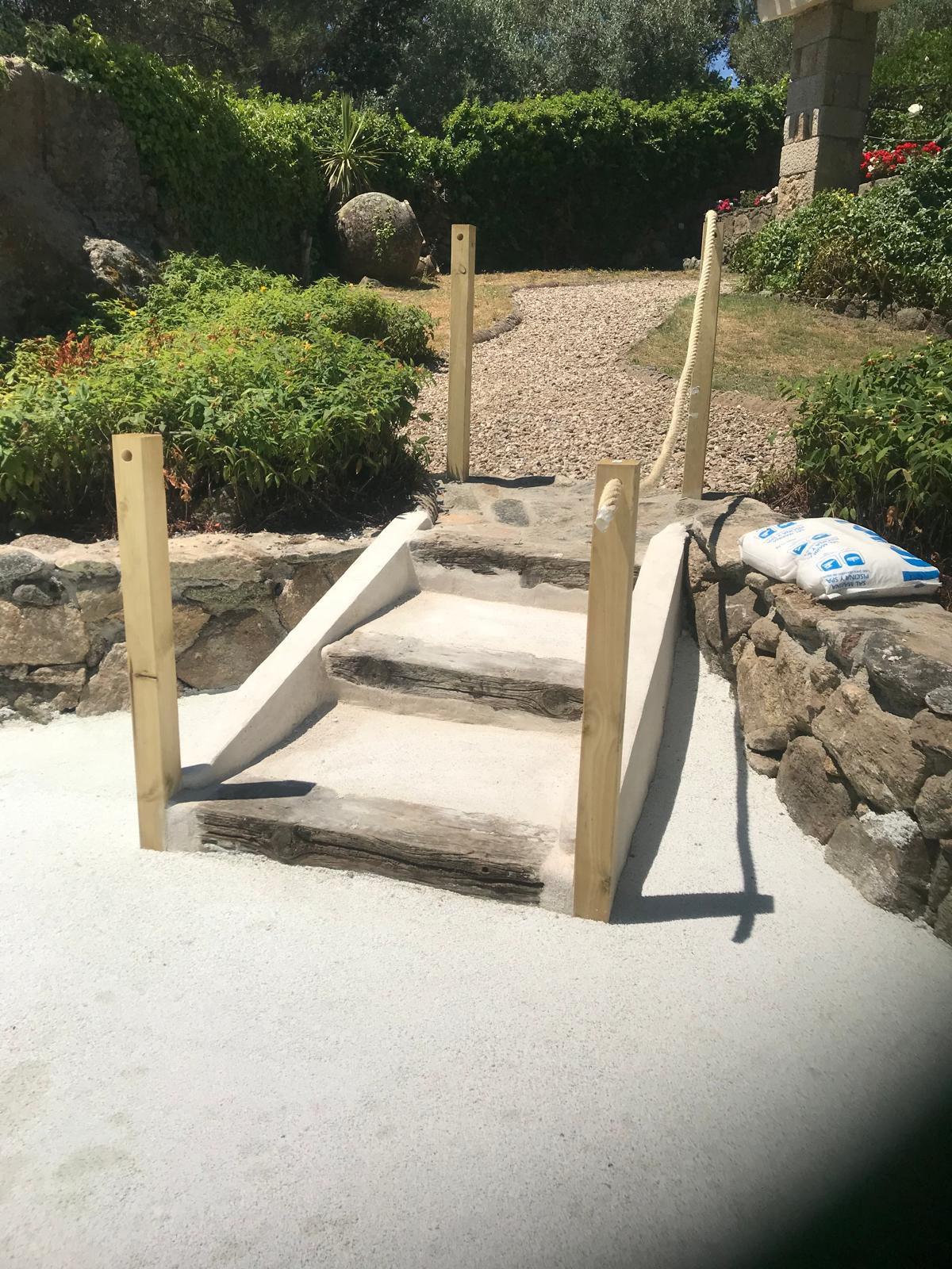 Piscina en construcción: escaleras de hormigón y madera. Especialistas en obra e impermeabilización.