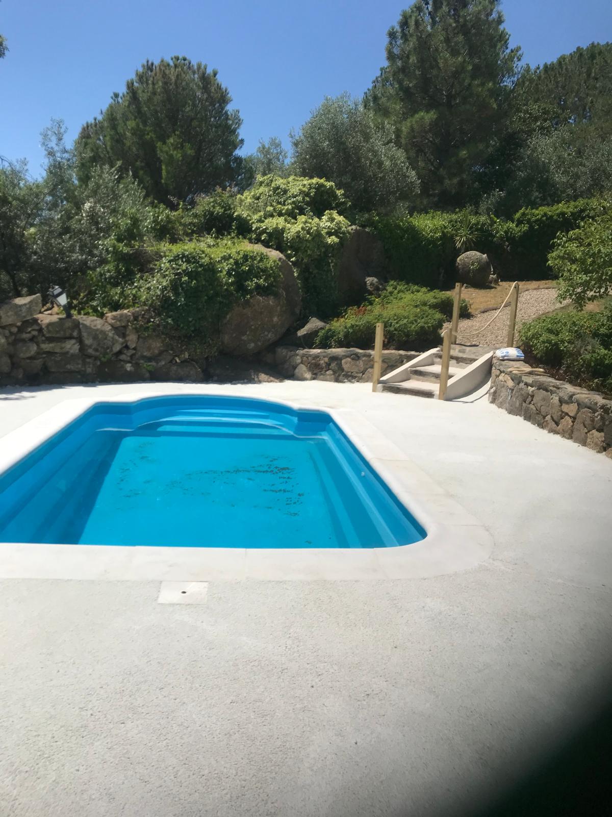 Piscina de obra de hormigón azul recién construida e impermeabilizada. Expertos en construcción de piscinas.