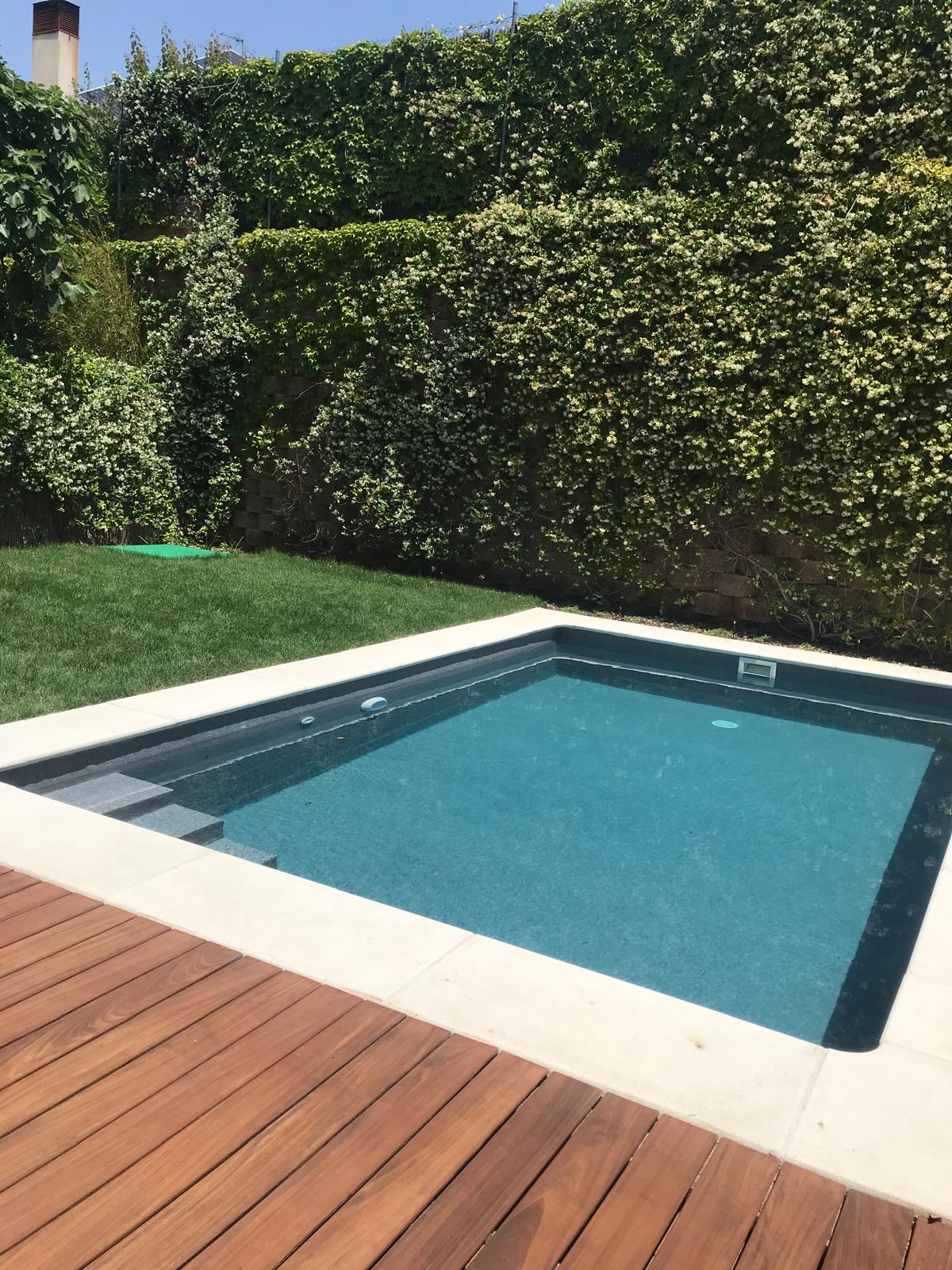Piscina de hormigón. Construcción, impermeabilización y obra moderna con terraza de madera.