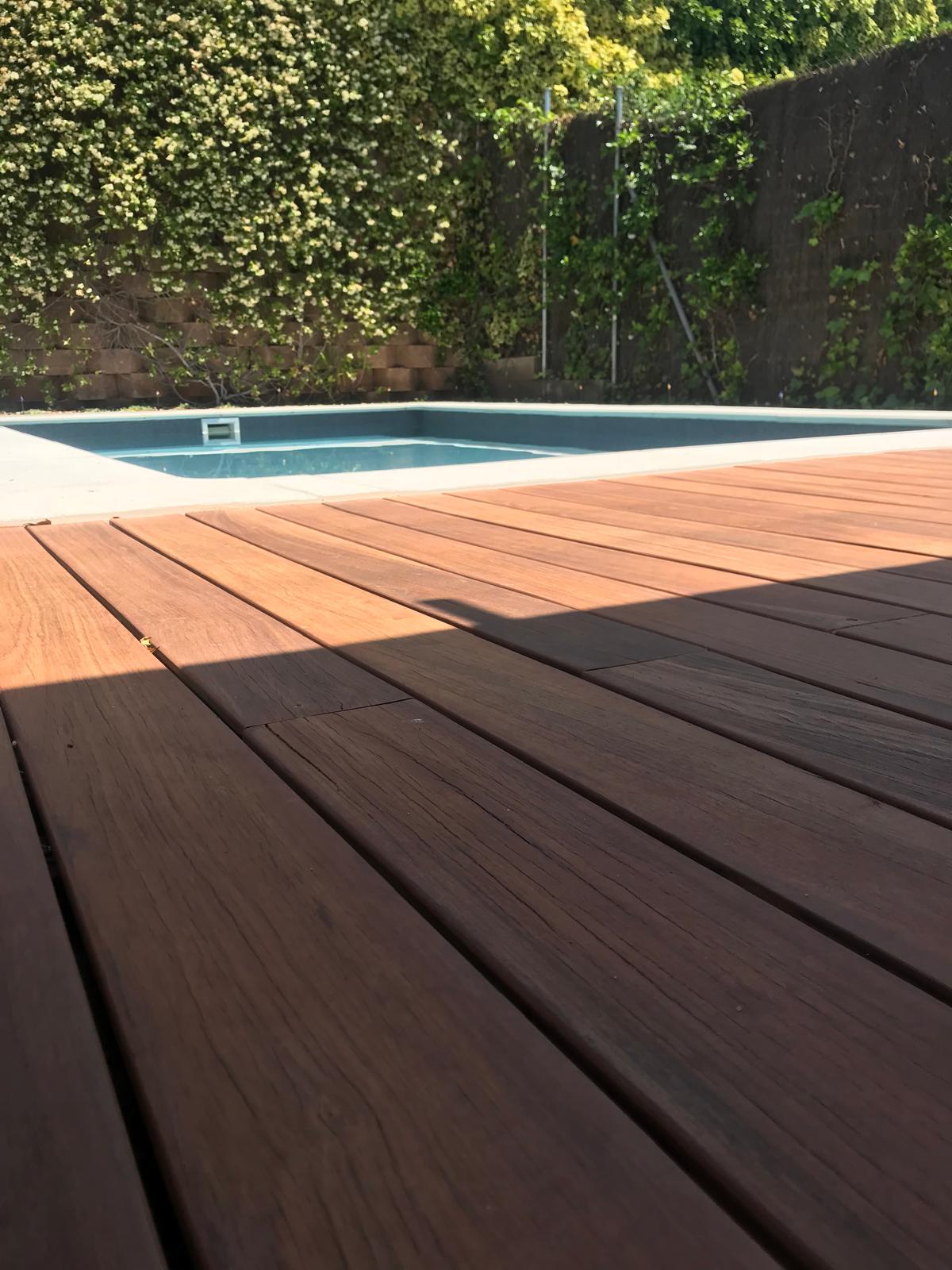 Piscina de hormigón. Construcción y obra de impermeabilización. Deck de madera.