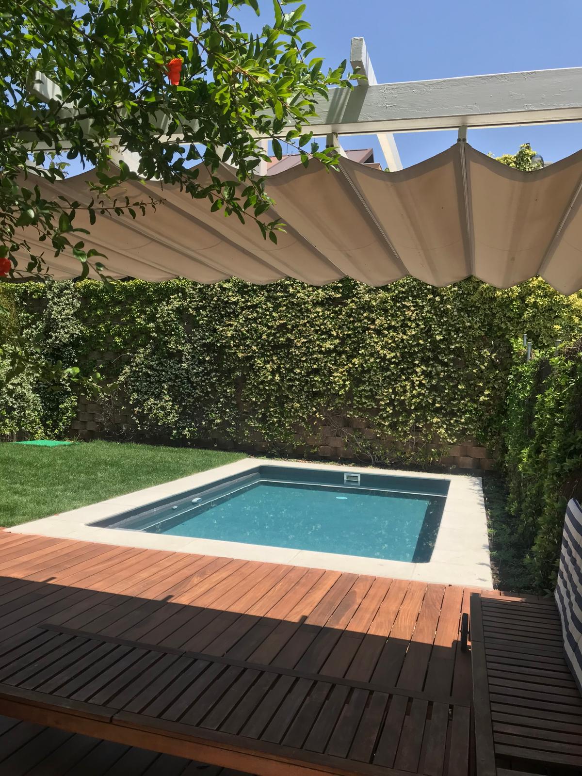 Piscina de hormigón, obra con construcción e impermeabilización. Diseño moderno con deck de madera.