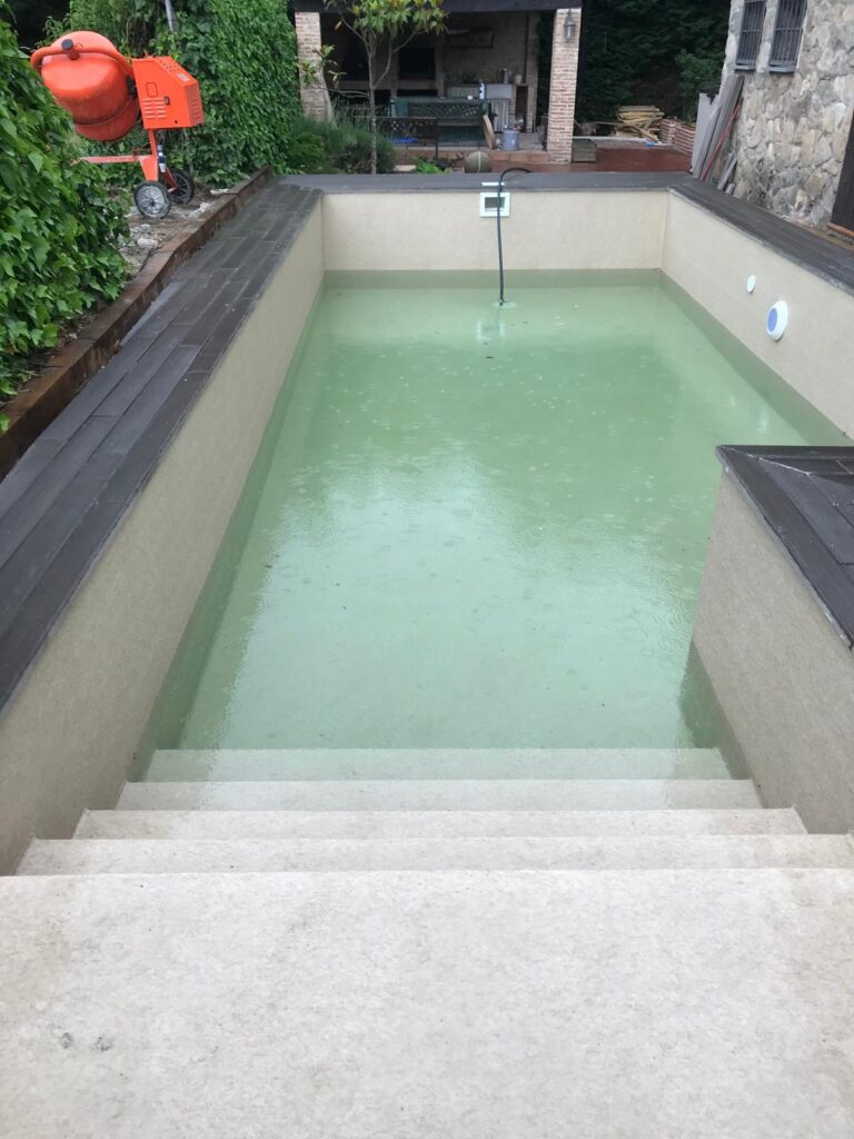 Construcción de piscina de hormigón con escaleras. Obra e impermeabilización de piscinas.