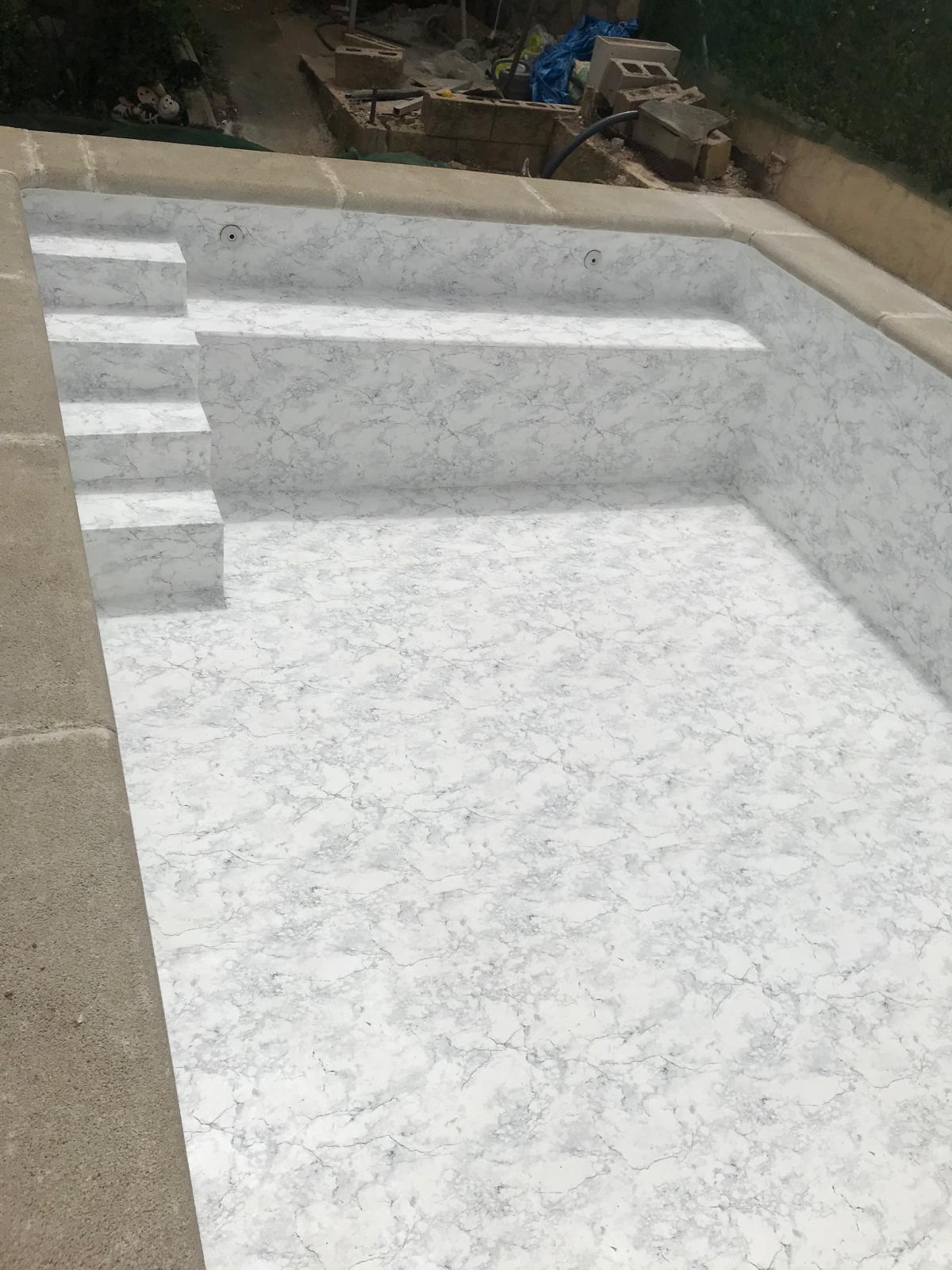 Piscina en construcción con acabado marmoleado. Impermeabilización de piscina de hormigón. Obra de calidad.